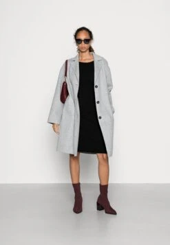 Damenbekleidungsgeschäft -Damenbekleidungsgeschäft 1436b33a100a4a4baf201ba14bbeacc9