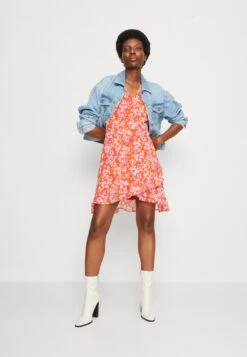 Damenbekleidungsgeschäft -Damenbekleidungsgeschäft 1b1902792de44e1c8fba589ec89b4065