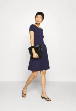 Damenbekleidungsgeschäft -Damenbekleidungsgeschäft 2294accb788e4069bc5f0a00b2ec8864