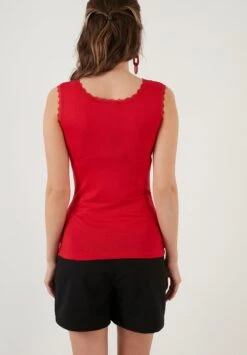 LELA SQUARE NECK LACE DETAILED ATHLETE - Top - Red 10 LELA SQUARE NECK LACE DETAILED ATHLETE - Top - Red -Damenbekleidungsgeschäft 48f446757057447b987d13f9843dbd2d