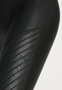 Spanx FAUX LEATHER MOTO LEGGINGS - Leggings - Strümpfe - Black 10 Spanx FAUX LEATHER MOTO LEGGINGS - Leggings - Strümpfe - Black -Damenbekleidungsgeschäft 5b034f0ef40f4c738f7ae3f2ec752813