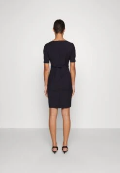 Boss DALEAH - Etuikleid - Dark Blue 10 Boss DALEAH - Etuikleid - Dark Blue -Damenbekleidungsgeschäft 636a80491a5a41a1b4d24a0d73fe6afa