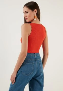 LELA Top - Orange -Damenbekleidungsgeschäft 6a426294e7634c80bf0eefdff2ab57f0