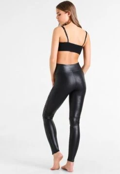 Spanx FAUX LEATHER MOTO LEGGINGS - Leggings - Strümpfe - Black 12 Spanx FAUX LEATHER MOTO LEGGINGS - Leggings - Strümpfe - Black -Damenbekleidungsgeschäft 79cdb553bc064248aacba2c1e21ccd42