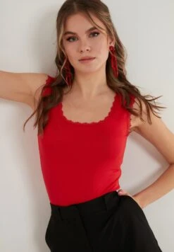 LELA SQUARE NECK LACE DETAILED ATHLETE - Top - Red 12 LELA SQUARE NECK LACE DETAILED ATHLETE - Top - Red -Damenbekleidungsgeschäft 8029a11a303946fa904ad757f621c233