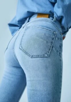 Stradivarius PUSH-UP - Jeans Skinny Fit - Light Blue Denim -Damenbekleidungsgeschäft 8e03f81d4a714dfbb9b298fd43a7d6a9