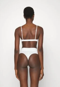 Spanx COTTON COMFORT THONG - String - White 10 Spanx COTTON COMFORT THONG - String - White -Damenbekleidungsgeschäft 9b28c97bf8e94f2984092d88bf8db33a