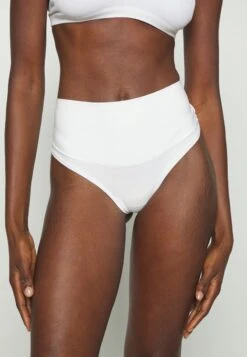 Spanx COTTON COMFORT THONG - String - White 13 Spanx COTTON COMFORT THONG - String - White -Damenbekleidungsgeschäft f5c6155e43aa4edbaccc368b691123cc 1