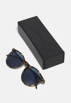 Calvin Klein UNISEX - Sonnenbrille - Vintage Havana 11 Calvin Klein UNISEX - Sonnenbrille - Vintage Havana -Damenbekleidungsgeschäft f5f55593023745f6b95a6b6e7cf4f5c9